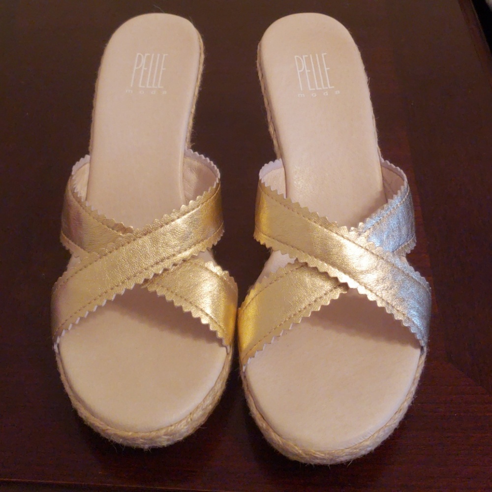 PELLE MODA WEDGES SIZE 9.5 MEDIUM